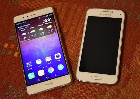 Huaweis P9 (links) und Samsungs S5Mini (rechts) im Größenvergleich (Foto: Martin Dühning)