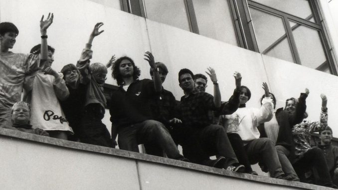 Das legendäre Phoenix-Team in den 1990ern bei einer Perfomance - das Foto entstammt einer Collage, die lange Zeit den alten Oberstufenraum am Klettgau-Gymnasium zierte.