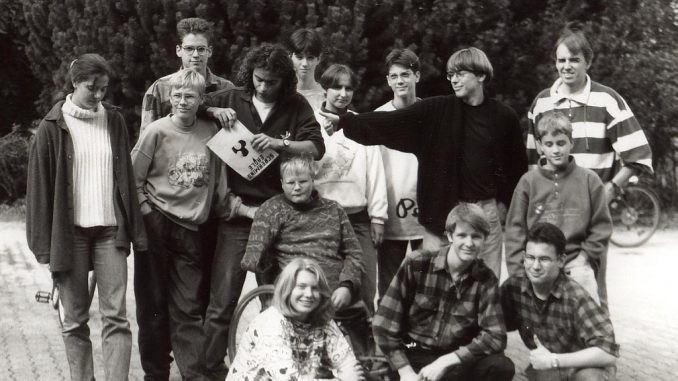 Das Team der Schülerzeitung Phoenix in den 1990ern mit Betreuer Gerhard Behnke