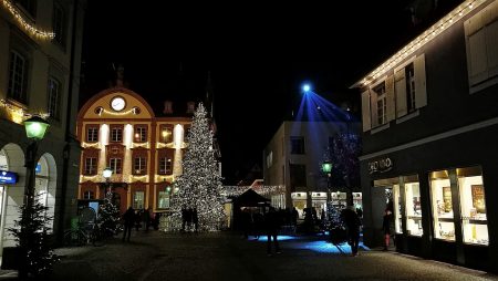 Festlich erleuchtete Häuser in Offenburg (Foto: Martin Dühning)