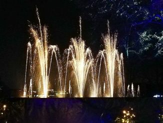 Die glitzernden Fontänen hatten etwas von Feuerwerk (Foto: Martin Dühning)