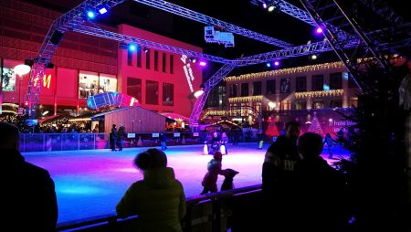 Eine große Eisbahn lädt die Besucher des Offenburger Weihnachtsmarktes zum Schlitteln ein (Foto: Martin Dühning)