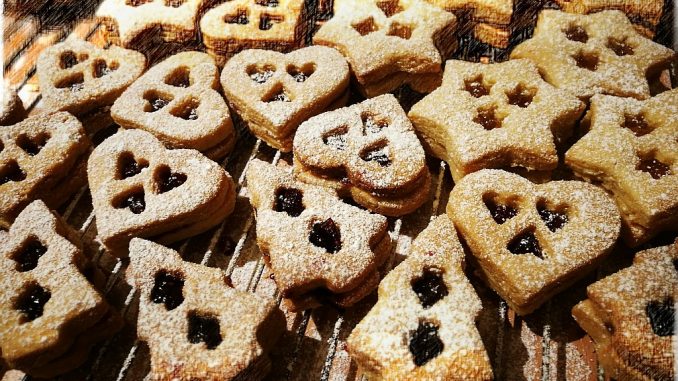 Mit den Spitzbuben mit fruchtiger Füllung ist die Weihnachtsbäckerei bei Niarts fast abgeschlossen (Foto: Martin Dühning).