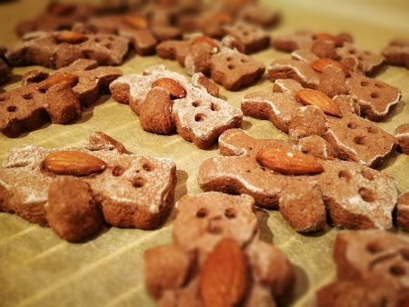 Gebackene Lebkuchenbärchen beim Abkühlen (Foto: Martin Dühning)