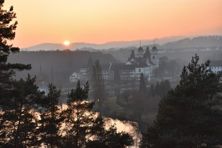 Die erste Abendsonne im neuen Jahr 2017 leuchtet über dem Kloster Altenburg (Foto: Martin Dühning)