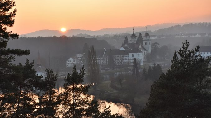 Die erste Abendsonne im neuen Jahr 2017 leuchtet über dem Kloster Altenburg (Foto: Martin Dühning)