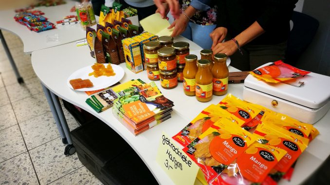 Mangoprodukte aus dem fairen Handel beim Sommerfest 2017 (Foto: Martin Dühning)