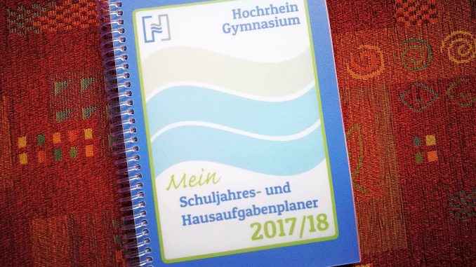 Der Hausaufgabenplaner 2017/2018 am HGWT - mit einem formal eher dezenten, aber farbigen Niarts-Cover.