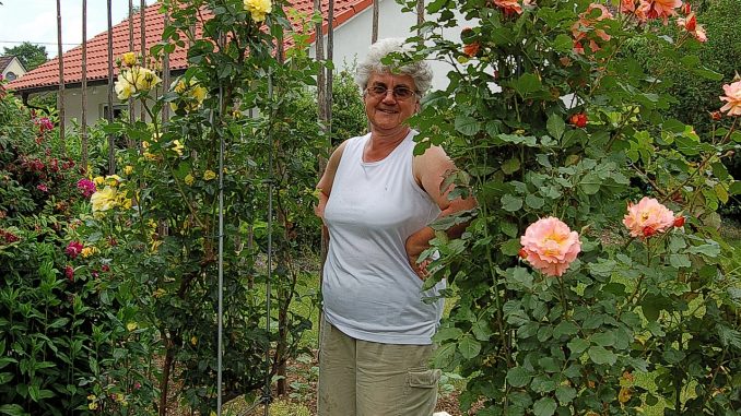 Ursula Dühning in ihrem geliebten Blumengarten Ende Juni 2006 (Foto: Martin Dühning)
