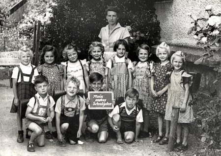 Ursula als Erstklässlerin der Grundschule Oberlauchringen 1953