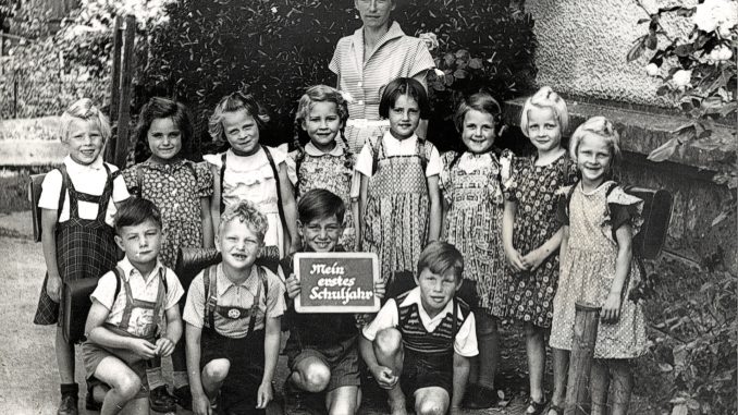 Ursula als Erstklässlerin der Grundschule Oberlauchringen 1953