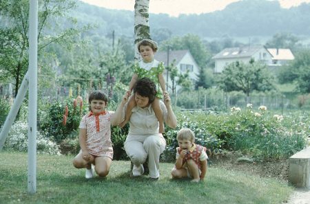 Ursula spielt mit ihren kleinen Cousinen, um 1968 (Foto: Peter Dühning)