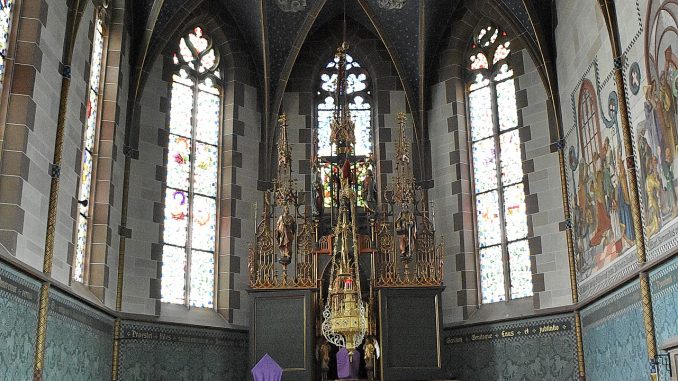 Hochaltar von St. Peter & Paul mit Palmzweigen (Foto: Martin Dühning)