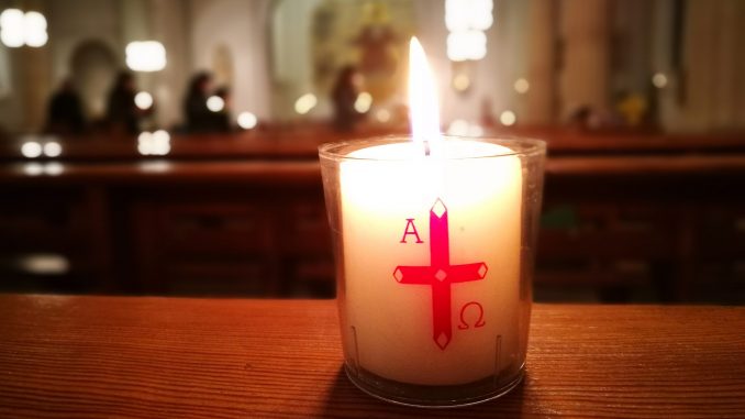 Eine Kerze aus der Osternacht 2018 in Herz-Jesu, Unterlauchringen (Foto: Martin Dühning)