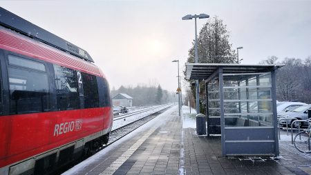 Der Bahnhof in Oberlauchringen an einem verschneiten Morgen im März 2018 (Foto: Martin Dühning)