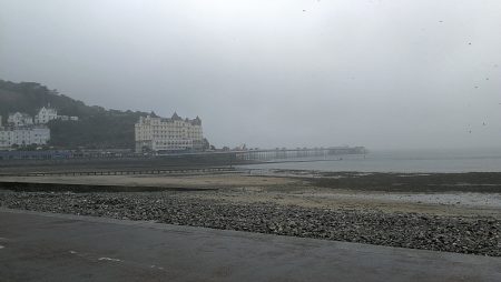 Die Promenade von Llandudno mit dem großen Pier im Regen (Foto: Martin Dühning)