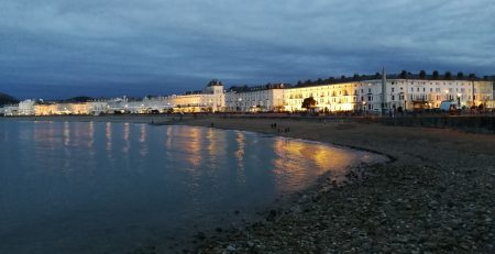 Promenade von Llandudno im Dämmerlicht (Foto: Martin Dühning)