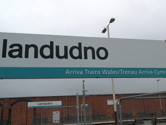 Schild am Bahnhof in Llandudno (Foto: Martin Dühning)
