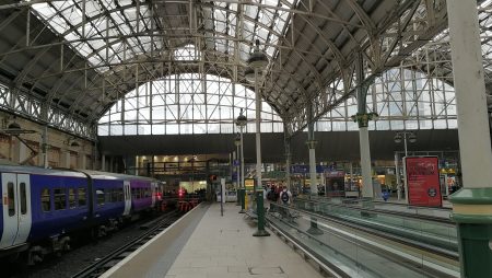 Eine der Bahnhofshallen in Manchester Picadilly (Foto: Martin Dühning)