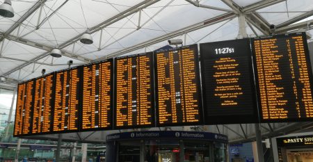 Infotafel am Bahnhof Picadilly (Foto: Martin Dühning)