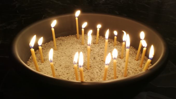 Schale mit Fürbittkerzen beim Requiem-Gottesdienst (Foto: Martin Dühning)