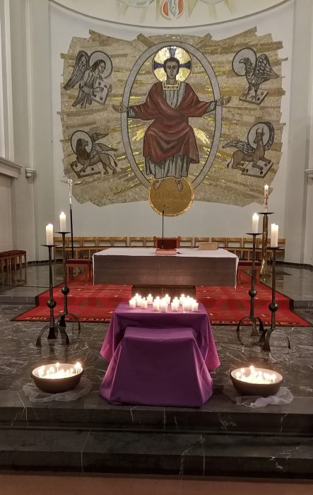 Votivkerzen beim Altar zum Ende des Requiem-Gottesdienstes in Herz-Jesu (Foto: Martin Dühning).