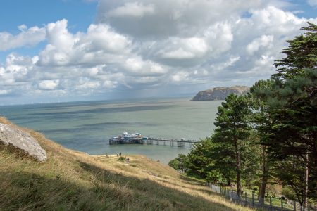 Ausblick vom Great Orme auf das große Pier von Llandudno und die Bucht (Foto: Martin Dühning)