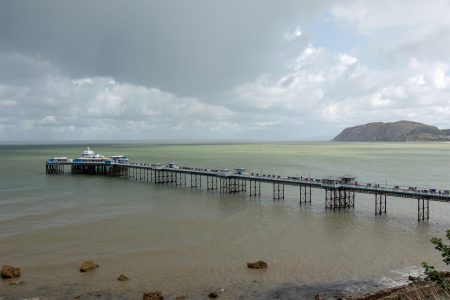 Das Landungspier von Llandudno bei wechselhaftem Wetter und interessanter Meerfärbung (Foto: Martin Dühning)