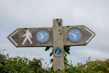 Wegschild des Anglesey Coastal Paths bei Holyhead (Foto: Martin Dühning)