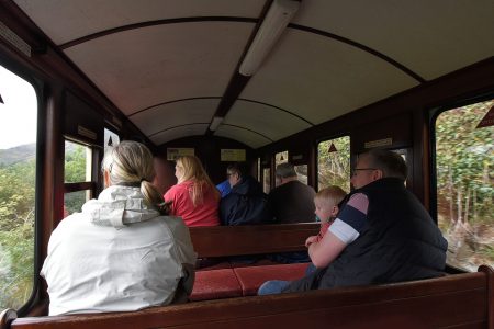 Gespannte Reisegruppe in der Ffestiniog Welsh Railway (Foto: Martin Dühning)