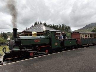 Eine Dampflok der Ffestiniog Welsh Railway fährt in den Bahnhof ein (Foto: Martin Dühning).