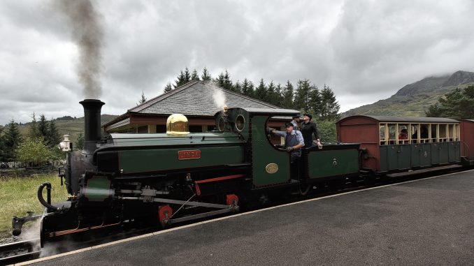 Eine Dampflok der Ffestiniog Welsh Railway fährt in den Bahnhof ein (Foto: Martin Dühning).