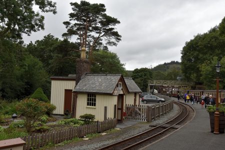 Die Bahnstation von Tan-y-Bwlch, hier kreuzen entgegenkommende Züge und die Lokomotiven werden nochmals aufgetankt (Foto: Martin Dühning).