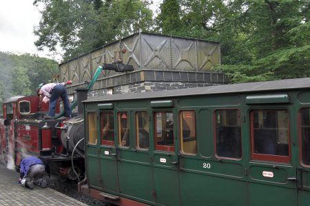 Wassertender, an dem eine Lok neu aufgetankt wird (Foto: Martin Dühning).