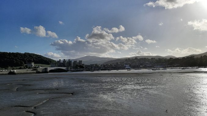 Panoramablick auf die Stadt Conwy und die gleichnamige Festung (Foto: Martin Dühning)