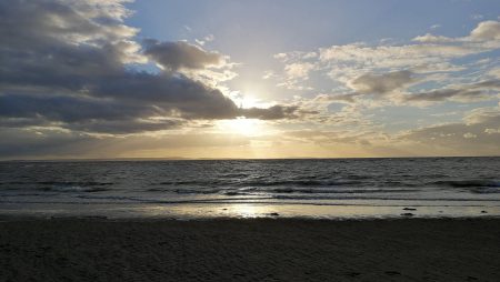 Sonnenuntergang am Südstrand mit Blick Richtung Anglesey (Foto: Martin Dühning)