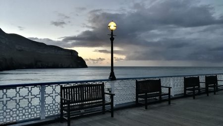 Das Pier in der Abenddämmerung mit Blick auf den Great Orme (Foto: Martin Dühning)