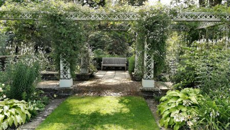 Parkbank bei den Lilien- und Rosenterrassen (Foto: Martin Dühning)