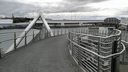 Tristes Metalldesign beim Fährhafen von Holyhead (Foto: Martin Dühning)