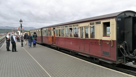 Menschen bereiten sich auf die Abfahrt des nächsten Zuges in Porthmadog vor (Foto: Martin Dühning).