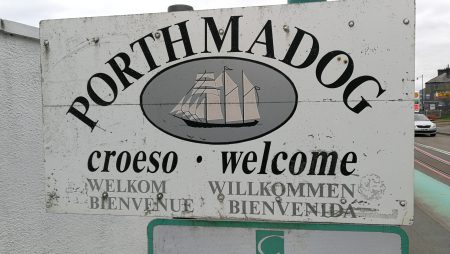 Willkommensschild in Porthmadog (Foto: Martin Dühning)