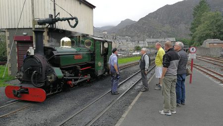 Interessierte lassen sich die Dampflokomotive vom Lokführer erklären (Foto: Martin Dühning).