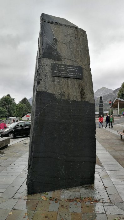 Der schwarze Brunnen: Er symbolisiert wahrscheinlich die "Steinigkeit" des Ortes (Foto: Martin Dühning).