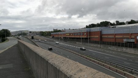 Die wenig romantische Autobahn durch Colwyn Bay (Foto: Martin Dühning)