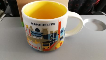 Kleines Reisesouvenir: Die Manchester-Tasse (Foto: Martin Dühning)