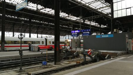 Warten im SBB-Bahnhof (Foto: Martin Dühning)