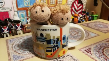 Heimische Zwergfeen inspizieren die Manchester-Tasse (Foto: Martin Dühning)