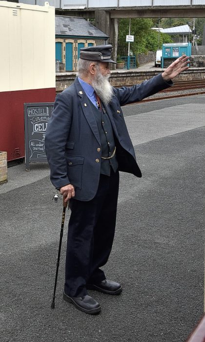 Der Bahnvorsteher von Blaenau Ffestiniog - ganz bei der Sache auch im hohen Alter (Foto: Martin Dühning).