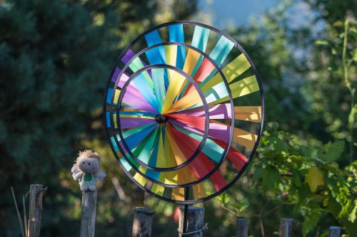 Windrad mit Zwergfee im Garten (Foto: Martin Dühning)