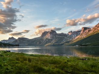 Nordischer Fjord in der Dämmerung (Foto: Monicore über Pexels)